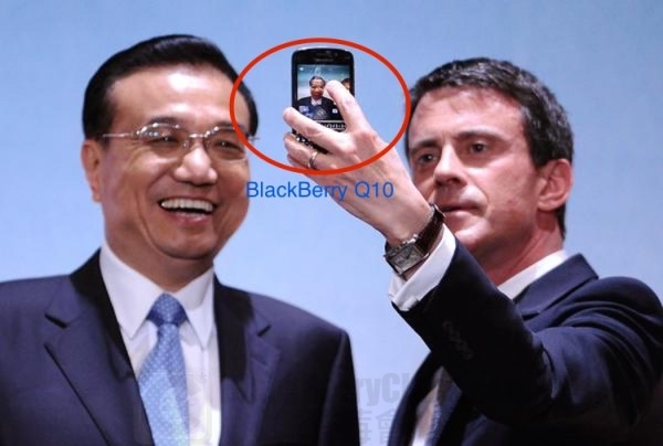 Manuel Valls BlackBerryQ10 selfie_bbc_01