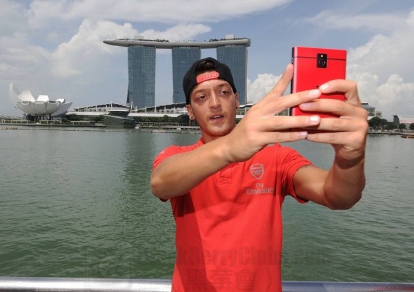 MesutOzil BlackBerry Passport Selfie_bbc_01